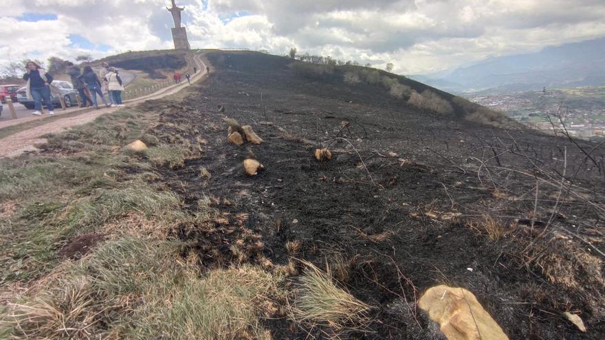 Barbón y Canteli comprueban "in situ" los devastadores efectos de los incendios del Naranco
