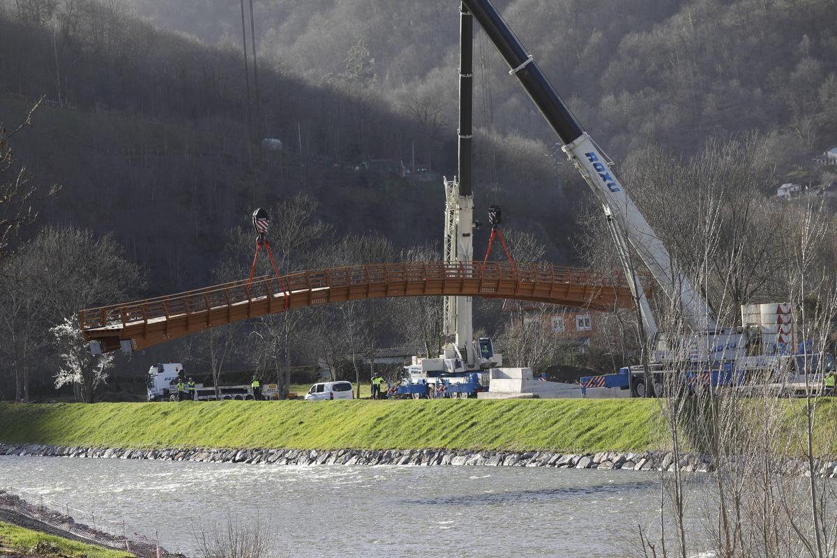 Así se instaló la pasarela peatonal de La Chalana, en Laviana