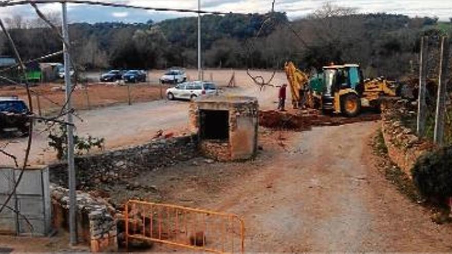 Les obres que s&#039;estan portant a terme per adequar un aparcament pavimentat.