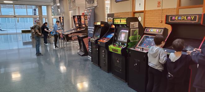 El universo arcade revive: jóvenes y nostálgicos comparten la emoción de las máquinas de juego físicas