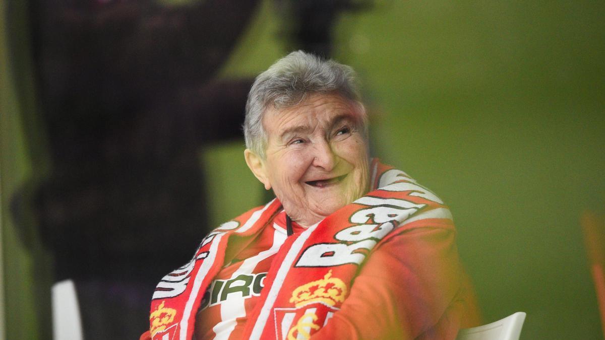 VÍDEO: Fallece Pepa Fuego, la sportinguista que a los 87 años cumplió su sueño en El Molinón: "Era muy del Sporting; aquella visita le dio un impulso"