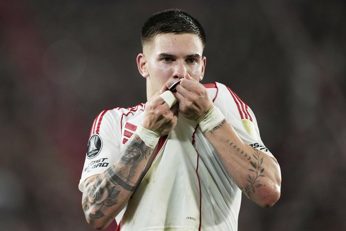 Franco Mastantuono se besa el escudo de River Plate en la Libertadores.