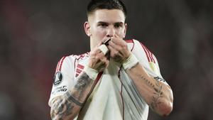 Franco Mastantuono se besa el escudo de River Plate en la Libertadores.