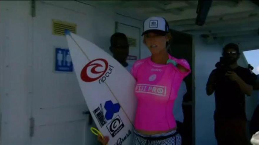 La surfista sin brazo, Bethany Hamilton, gana a la seis veces campeona del mundo