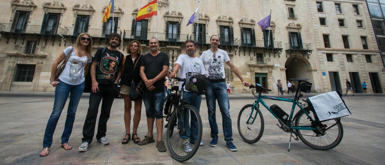 Los participantes a su llegada a la plaza del Ayuntamiento