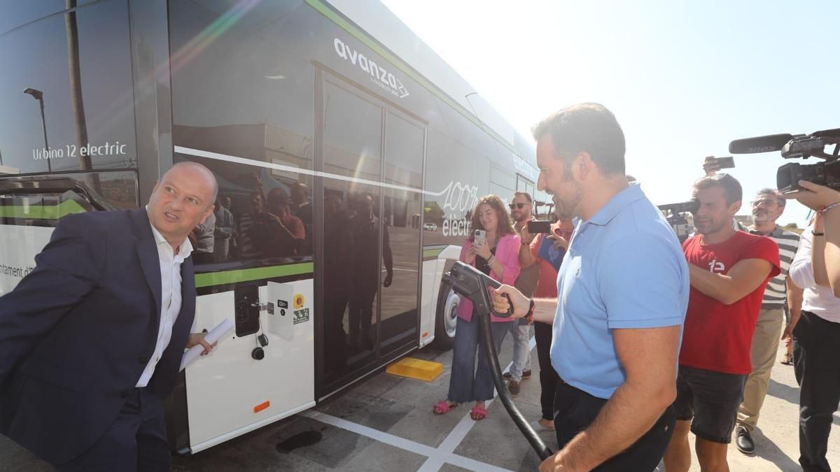 El alcalde de Elche con un cargador eléctrico del autobús