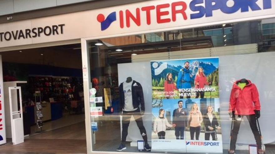 Fachada de la tienda Intersport ubicada en el Centro Comercial Thader.