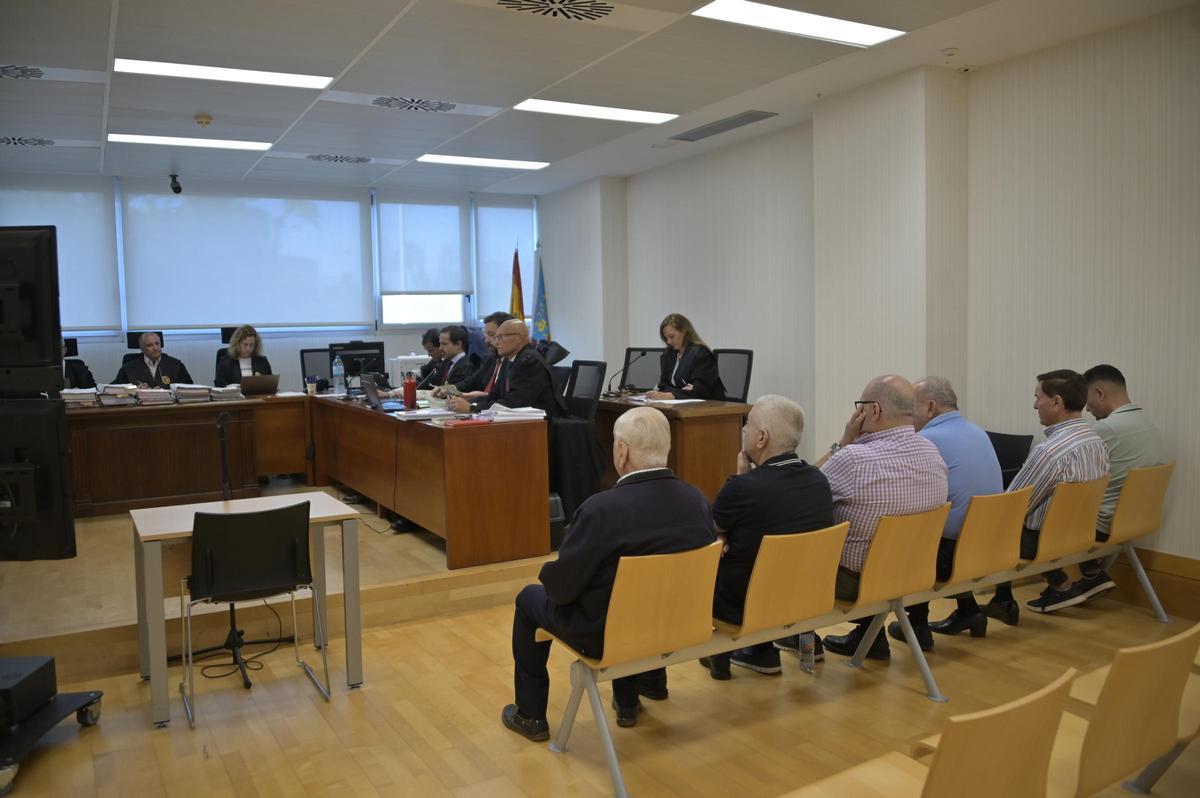 Juicio que se sigue en la Audiencia Provincial de Elche contra tres miembros de la familia Fenoll y un exconcejal del PP acusados del enterramiento ilegal de basura en fincas agrícolas