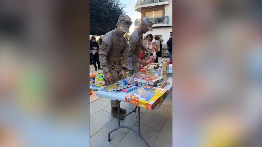Miembros de la Armada reparten juguetes en las zonas más afectadas por la DANA