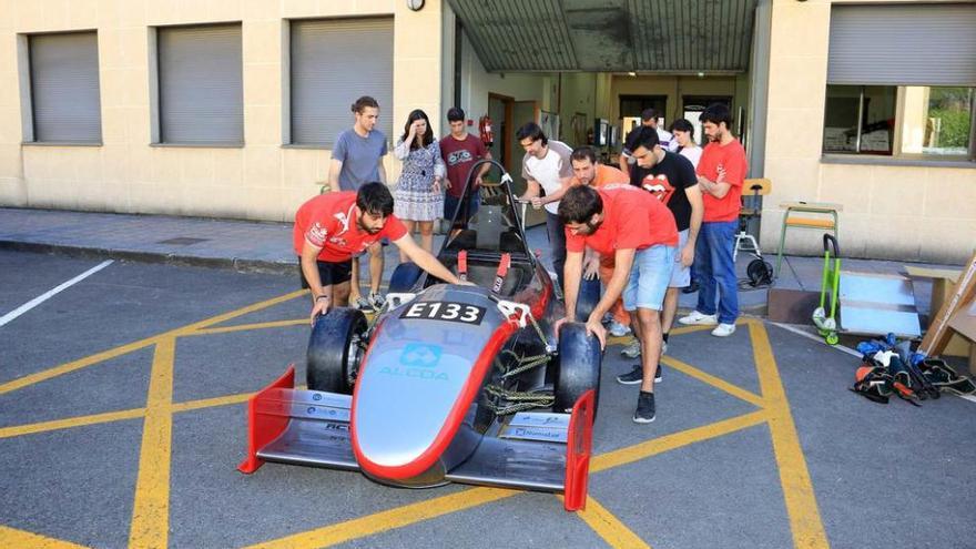 Los alumnos preparan el coche para viajar a Barcelona.