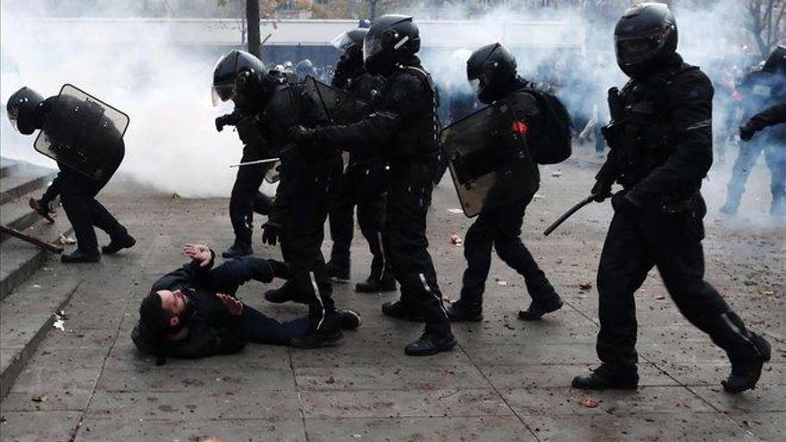 Enfrentamientos entre manifestantes y policías en París en la marcha contra la reforma de pensiones