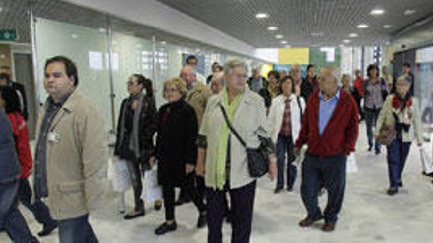 Futuros usuarios de Son Espases, en una de las jornadas de puertas abiertas celebradas.