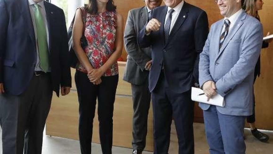 El rector Santiago García Granda, segundo por la derecha, ayer en la Feria de Muestras de Asturias, donde se celebró el Día de la Universidad.