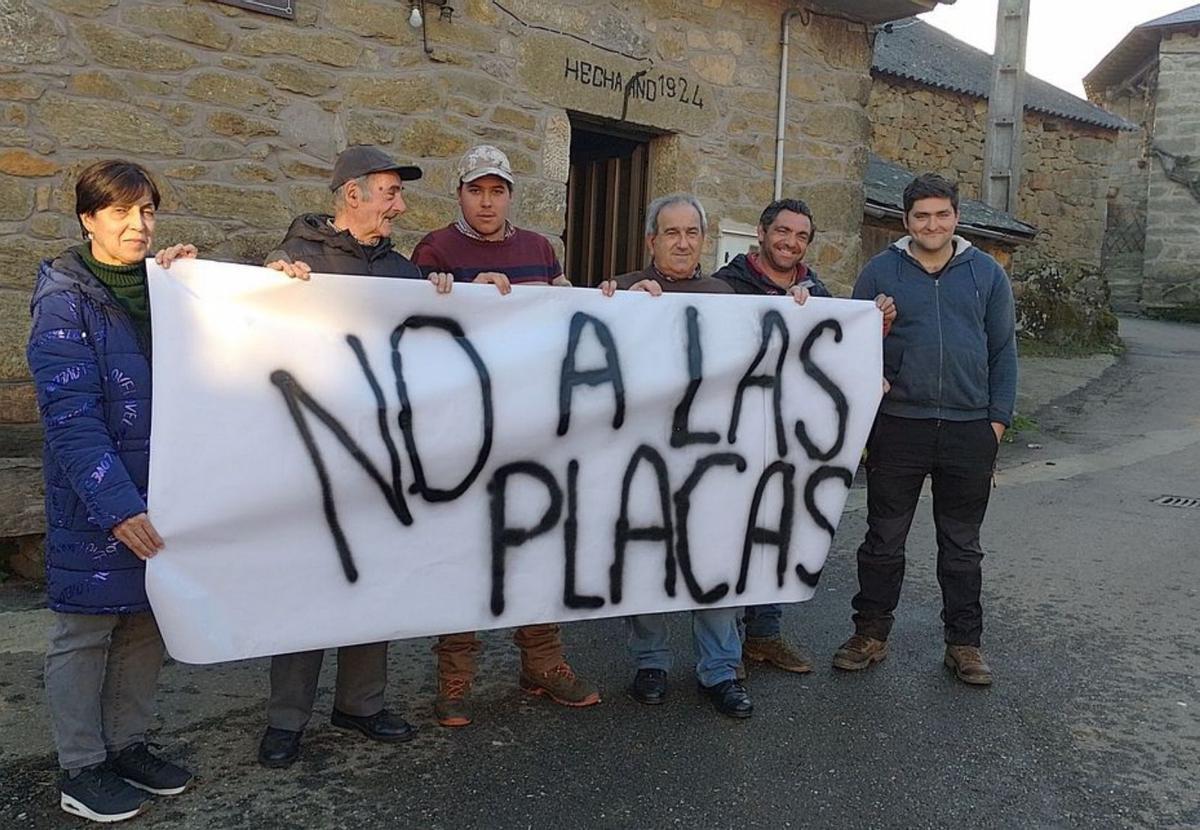 Varios vecinos lucen una pancarta en contra de la instalación.  | A. S.