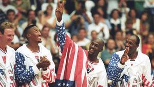 Jordan realiza el signo de la victoria tras conquistar el oro en Barcelona-92 junto a Drexler, Pippen y Bird.