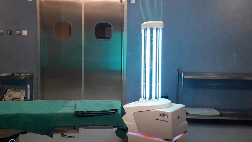 Así es el robot de desinfección que ha recibido de la Unión Europea el Hospital Universitario de Torrevieja y que evita la exposición de profesionales al covid