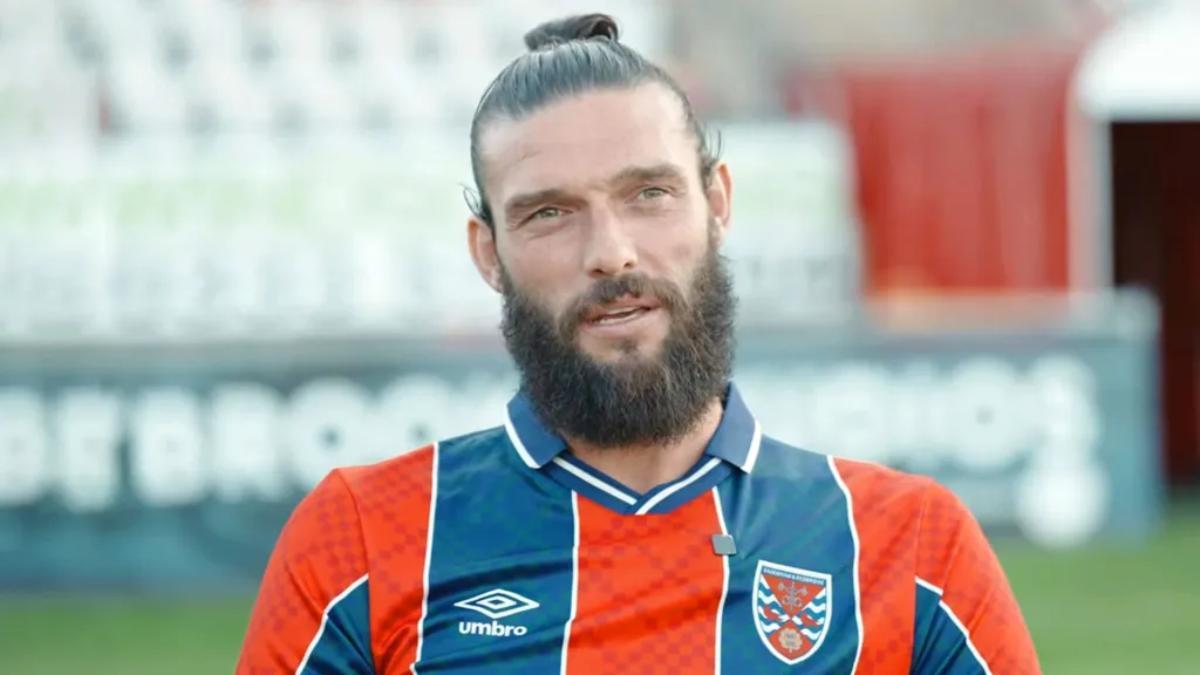 Andy Carroll juega en la sexta división de Inglaterra tras llegar a marcar con el Liverpool en el pasado.