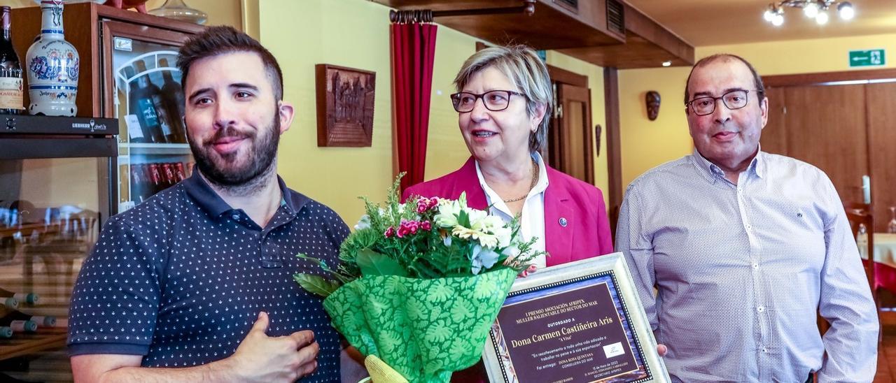 La conselleira entregó el premio a los familiares de &quot;A Vixa&quot;.