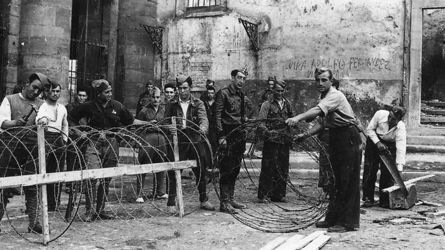 Un grupo de soldados levanta una barricada ante el colegio de los Dominicos, en los primeros compases de la Guerra Civil.