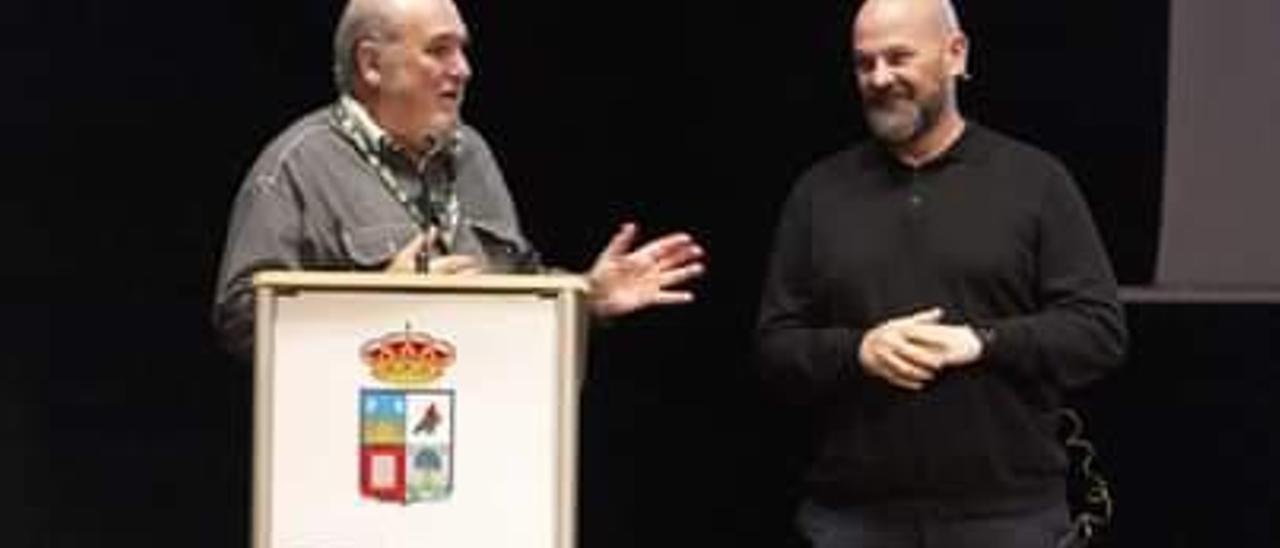 Juan Luis García, a la derecha, ayer en su intervención en Pola de Lena. | LNE