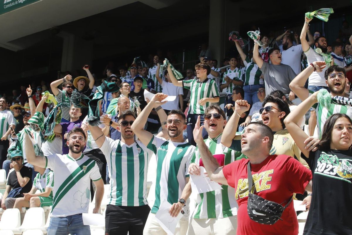 Los aficionados del Córdoba CF respaldan al equipo en el cruce con el Málaga.
