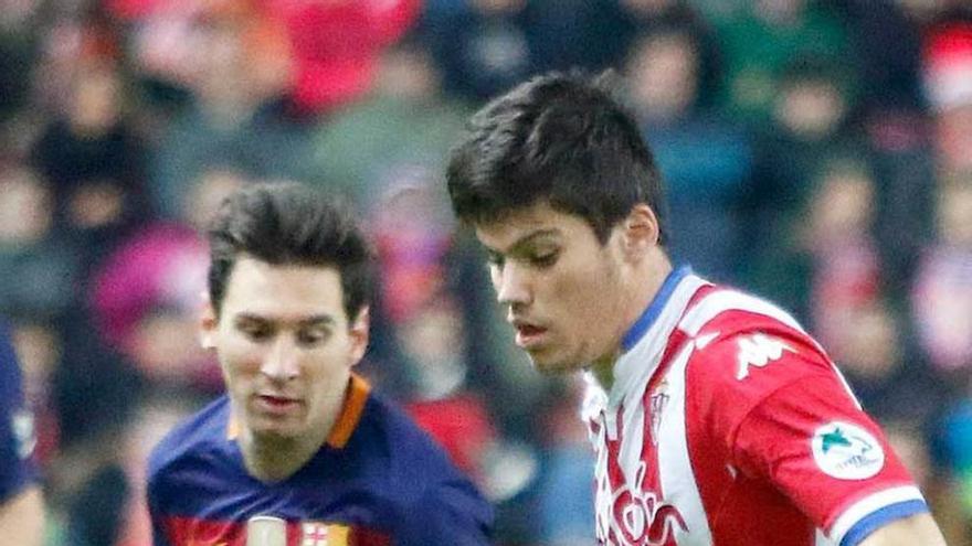 Jorge Meré conduce el balón presionado por Messi.