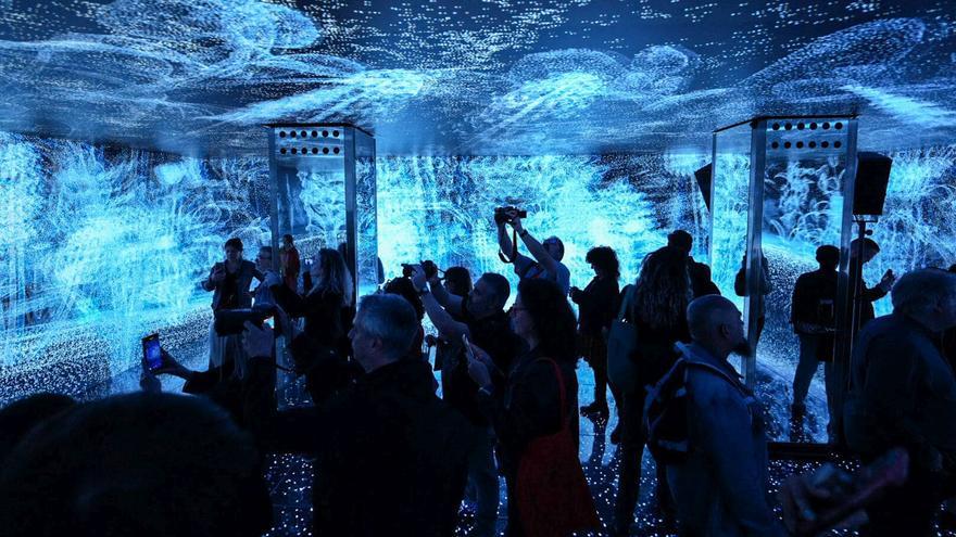 El festival Sónar y la Casa Batlló presentaron ayer The Cube, un espacio audiovisual 360° instalado en el sótano del edificio de Gaudí que sumerge al público en el universo de The Chemical Brothers. La obra inmersiva, que podrá visitarse hasta el 31 de julio, lleva la firma de los artistas Smith & Lyall.