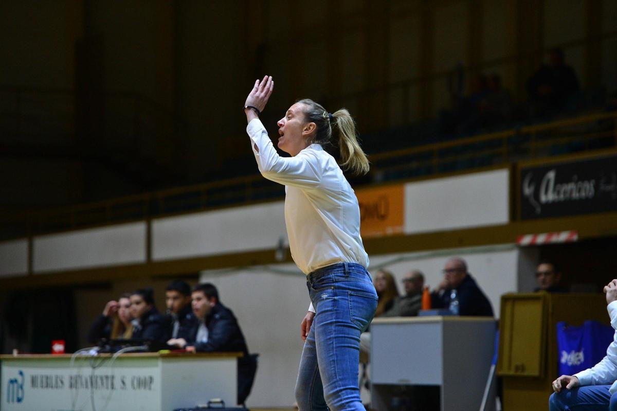 Adrijana Knezevic, entrenadora del Miralvalle, da instrucciones.