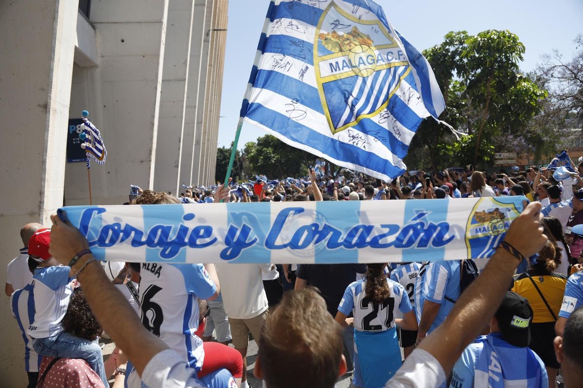 Fiesta en La Rosaleda para recibir al Málaga CF en la previa de su partido ante el Huesca