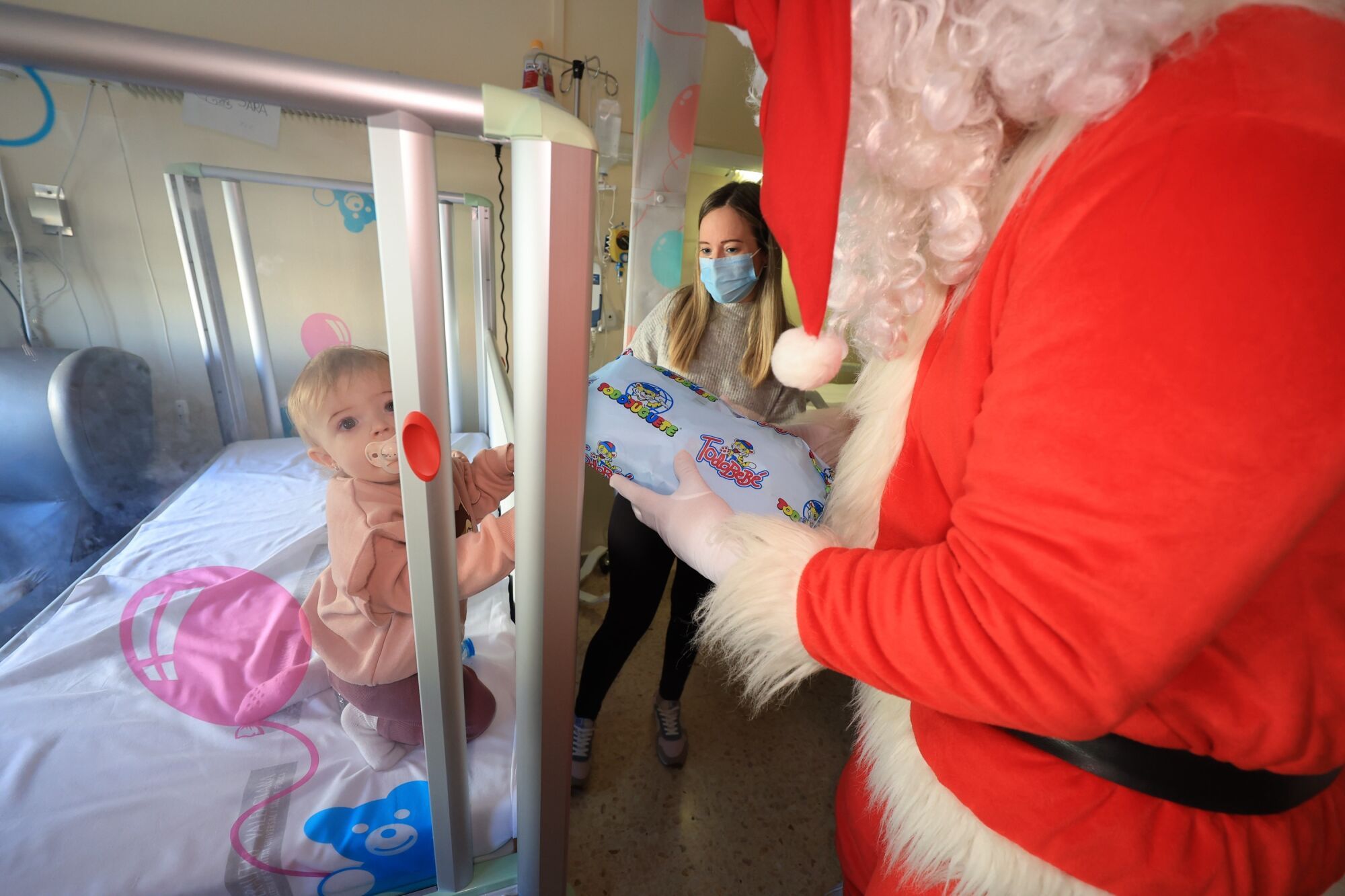 Mediterráneo y Todojuguete reparten ilusión entre los niños hospitalizados