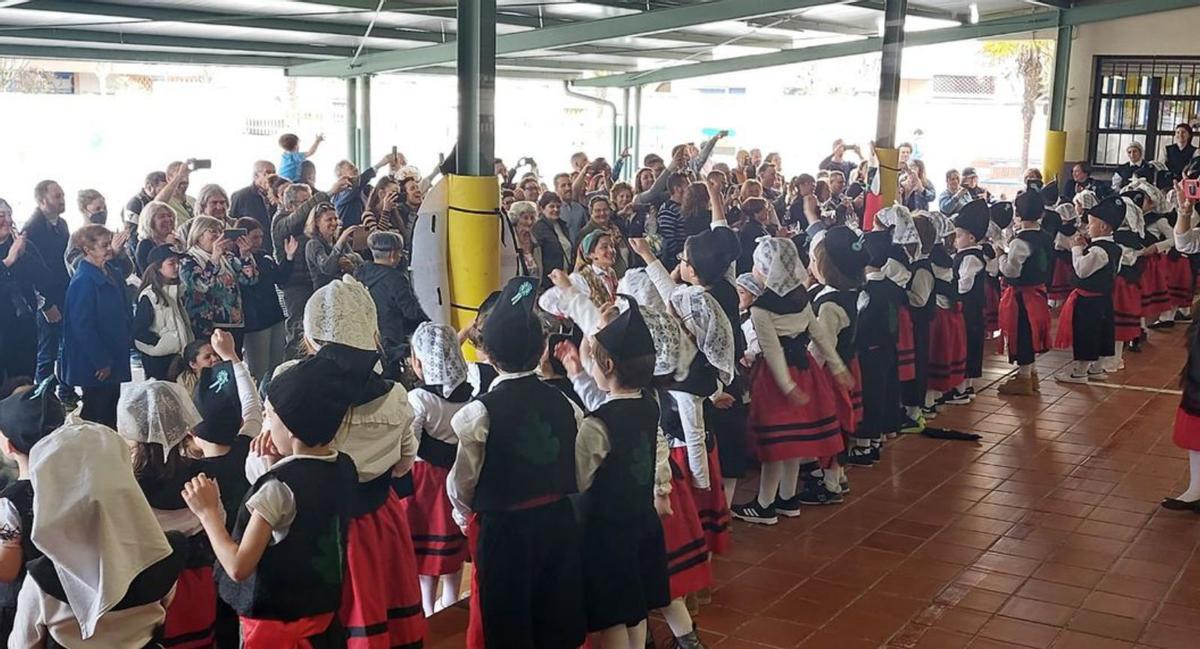 Güevos Pintos y traxes asturianos: los neños del Peña Careses caltienen les costumes