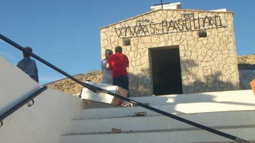 La valla de la ermita de San Pascual Bailón de Crevillent que ha sido objeto de actos vandálicos durante el pasado fin de semana.