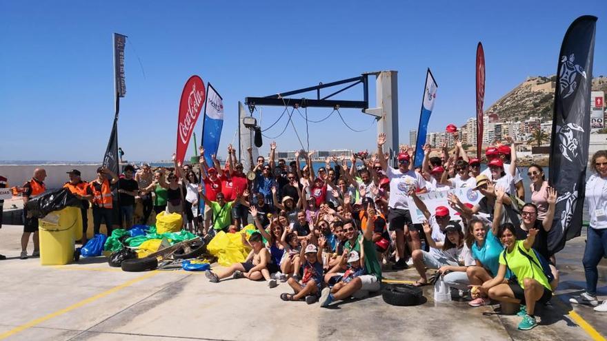 Voluntarios en la recogida de residuos.