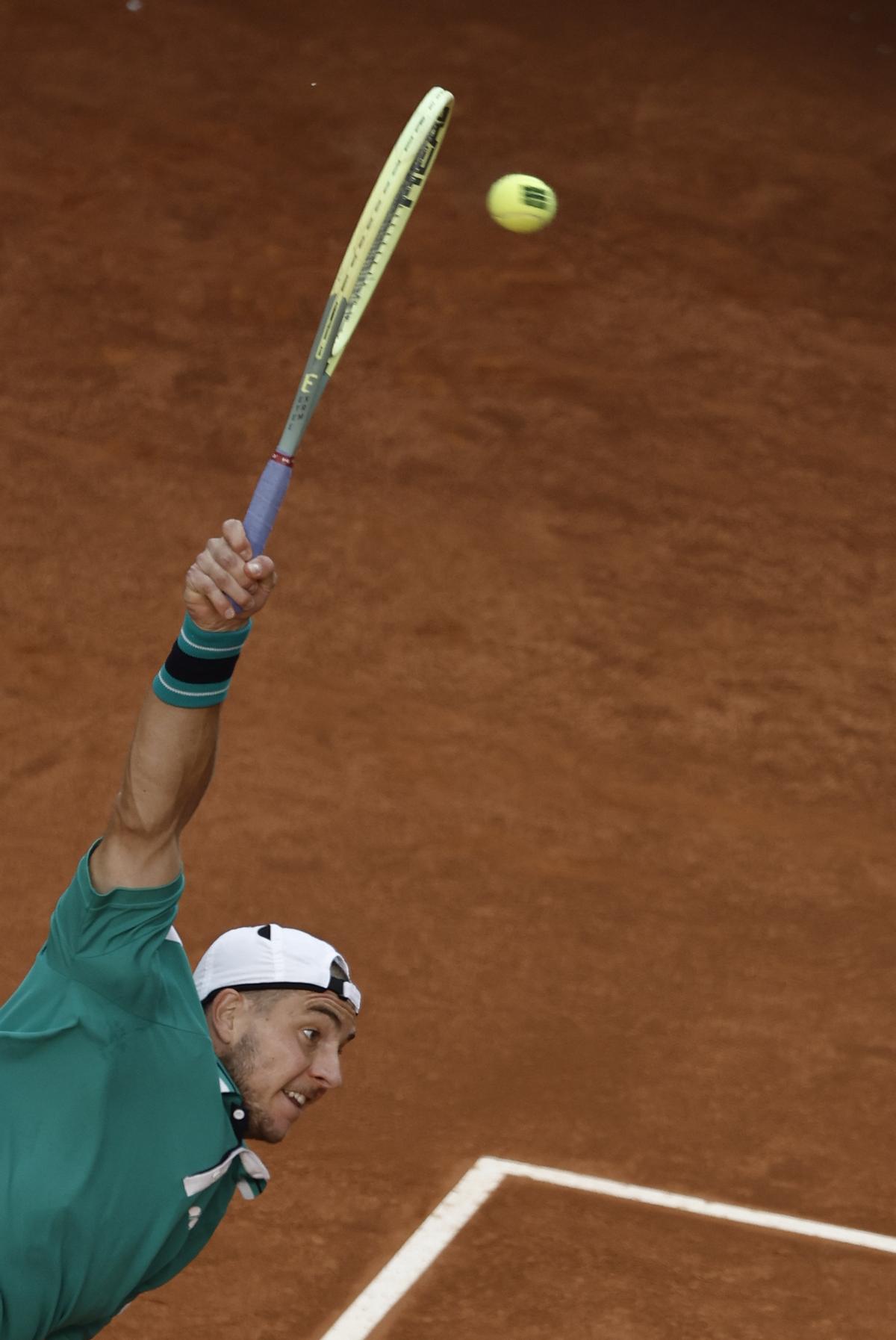 MADRID, 07/05/2023.- El tenista alemán Jan-Lennard Struff devuelve la bola al español Carlos Alcaraz durante la Final ATP individuales en el estadio Manolo Santana del Mutua Madrid Open, este domingo. EFE/ Sergio Perez