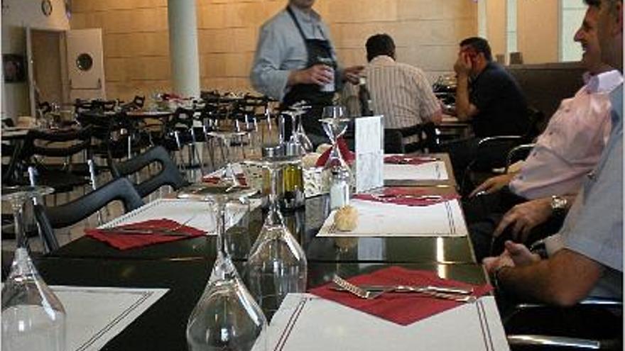 Aspecto de la cafetería de las Corts a la hora de la comida en un día sin sesión plenaria.