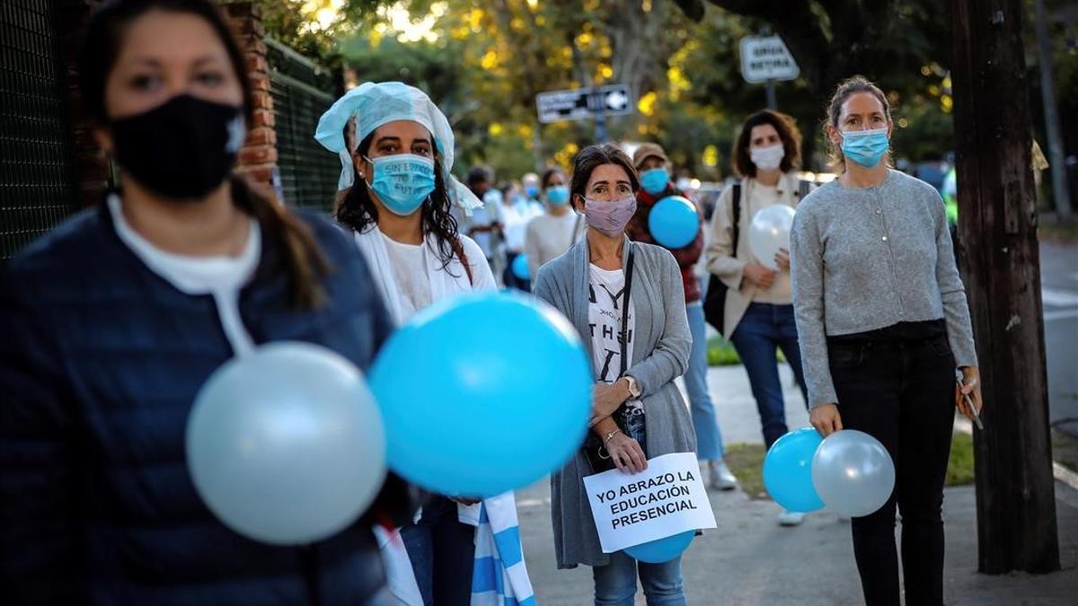 Un grupo de madres argentinas defienden ante in colegio de la capital la educación presencial.