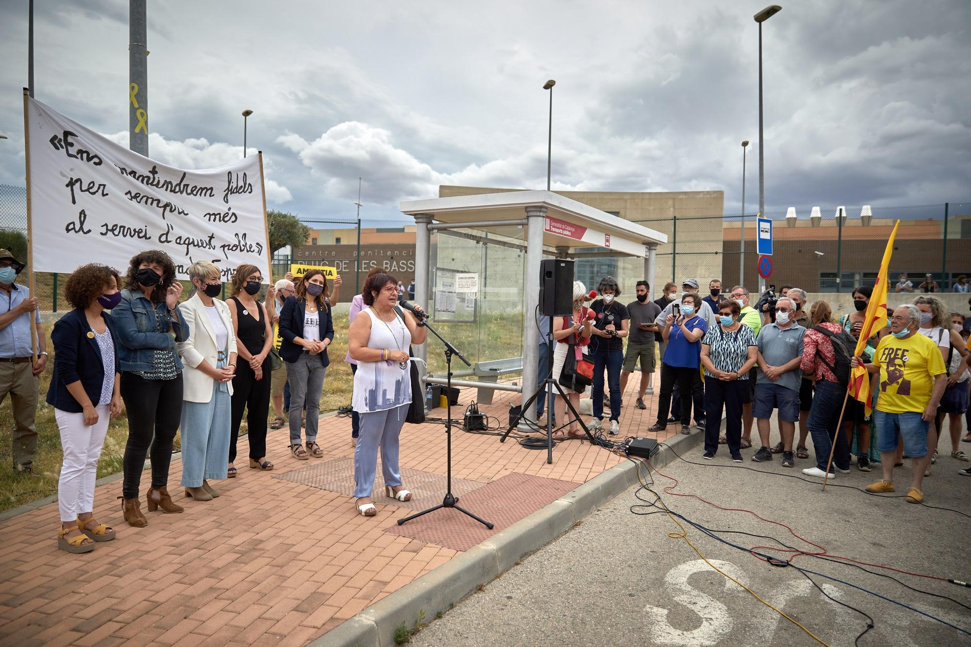 Dolors Bassa surt de la presó de Figueres