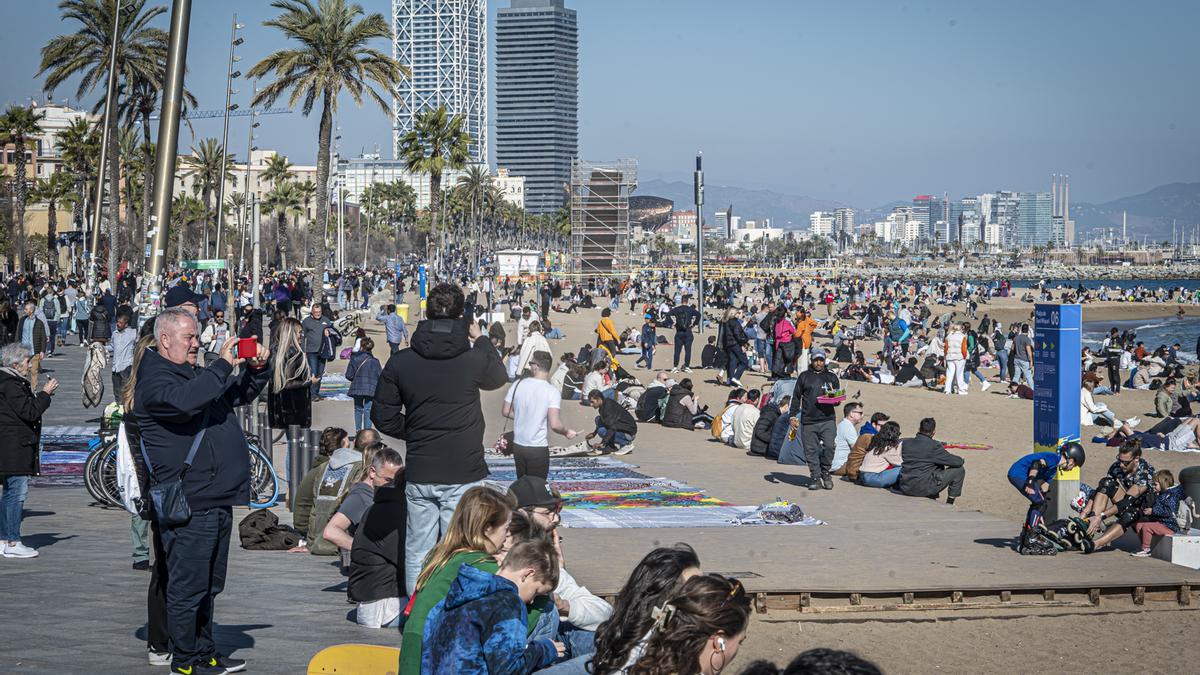 Los barceloneses en las playas el último día 'primaveral' antes del frío