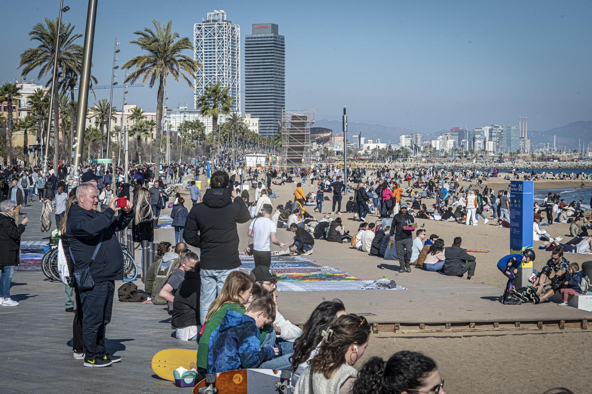 Los barceloneses acuden en masa a las playas de la ciudad para disfrutar del último día primaveral antes de la llegada del frío