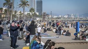 Los barceloneses acuden en masa a las playas de la ciudad para disfrutar del último día primaveral antes de la llegada del frío