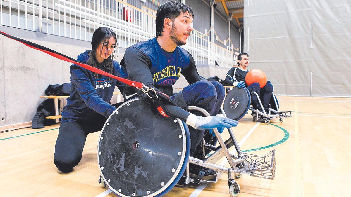 Pau Navarro practica ara rugbi en cadira de rodes