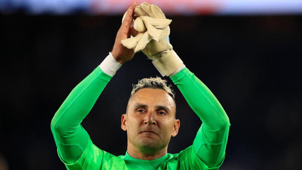 Keylor Navas aplaude a la afición del PSG en un partido reciente