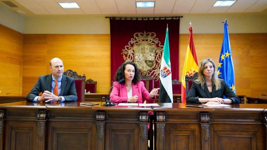 María Félix Tena (centro), junto a la jueza del juzgado de violencia sobre la mujer de Cáceres, Cristina Mendigutia y el presidente de la sala de lo contencioso del TSJEX, Daniel Ruiz.