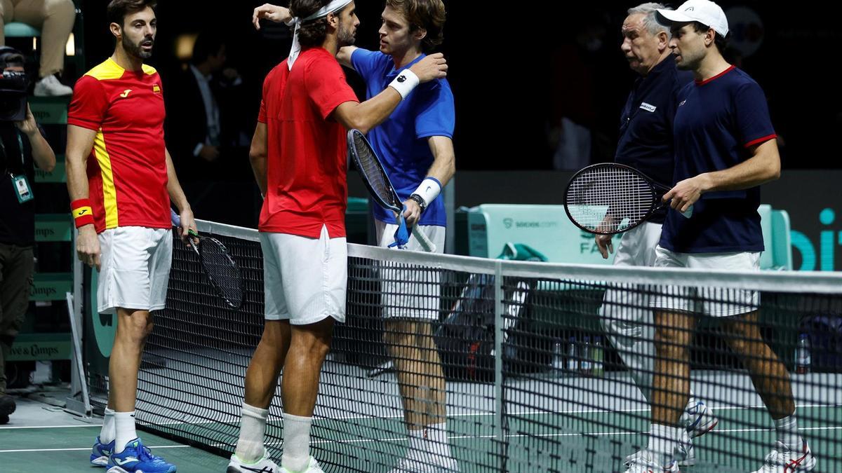 Granollers y López saludan a la pareja rusa tras el partido.