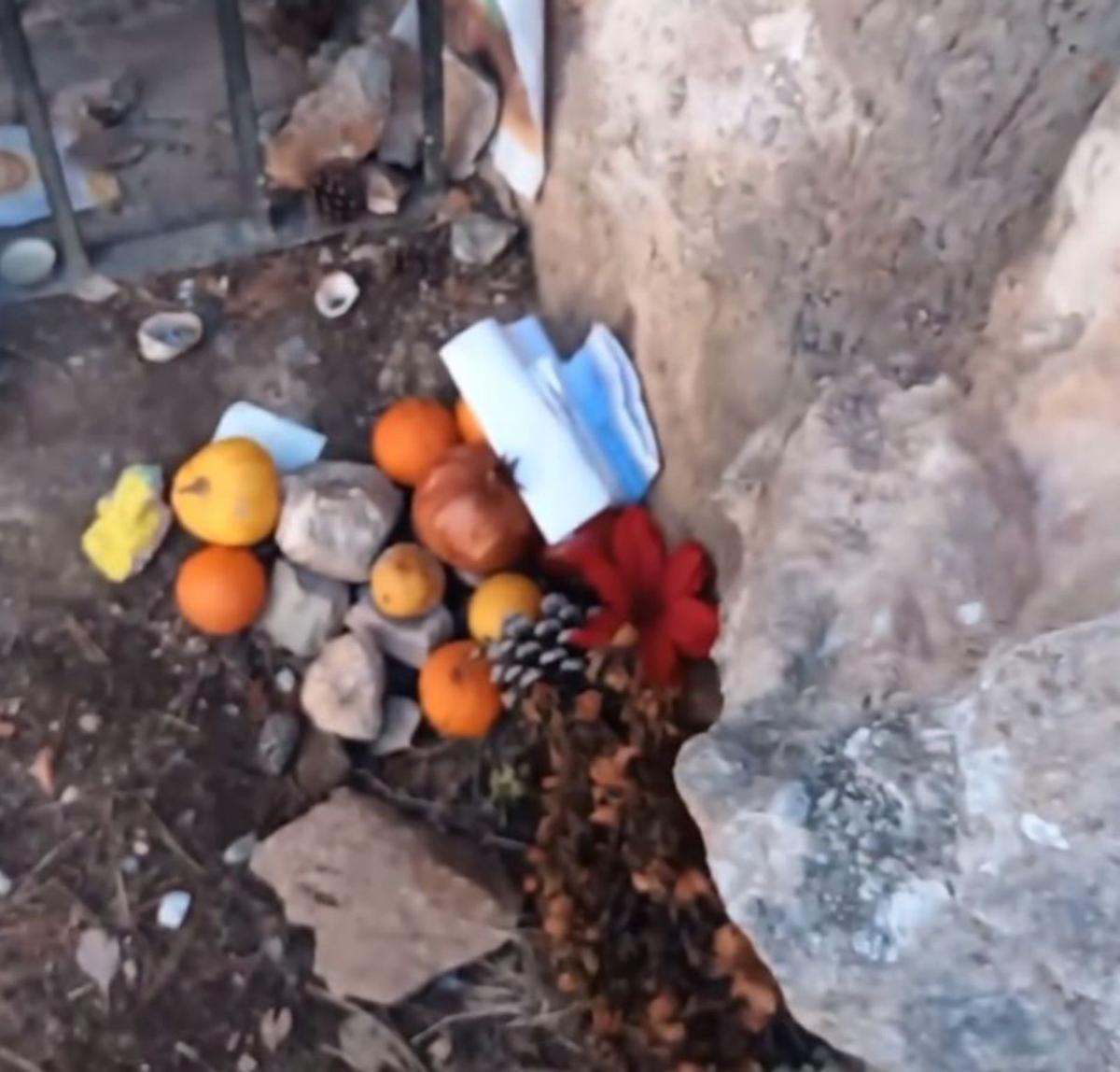 Los «ritos neopaganos» convierten en un basurero el yacimiento púnico de la cueva de es Culleram