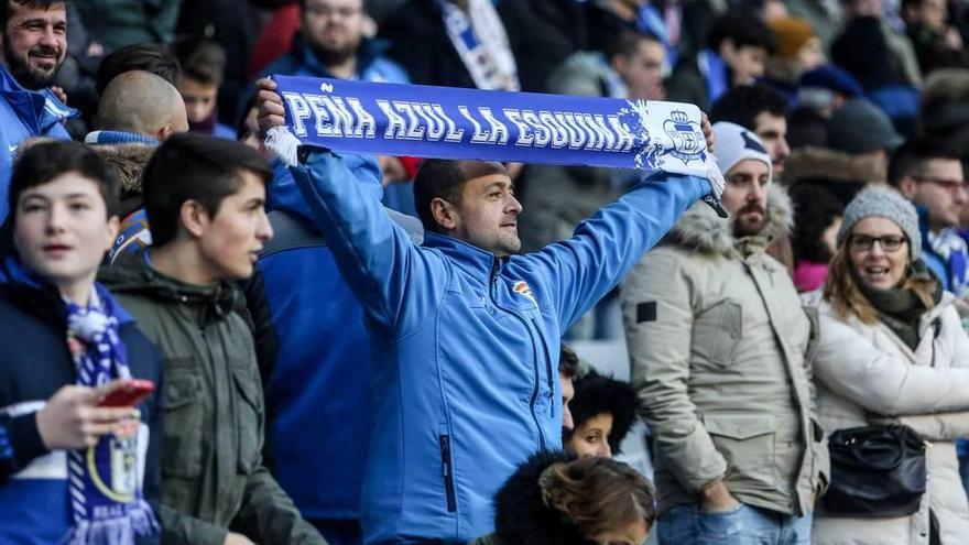 Aficionados azules animan al equipo ante el Valladolid.