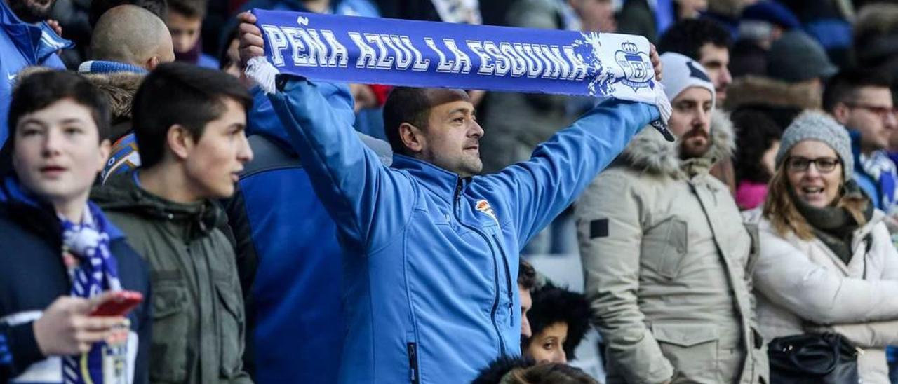 Aficionados azules animan al equipo ante el Valladolid.