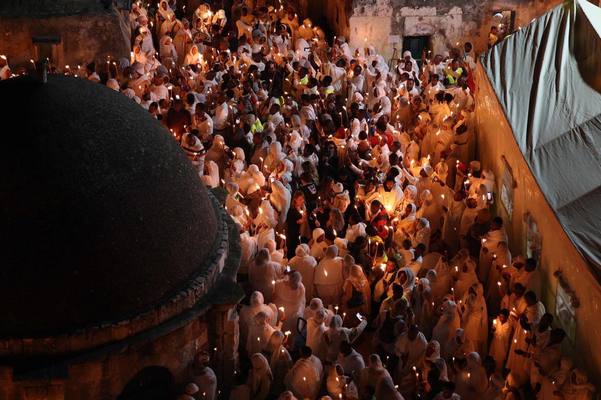 Cristianos ortodoxos celebran “Fuego Sagrado” en Jerusalén. eregrinos cristianos ortodoxos sostienen velas durante la ceremonia del Fuego Sagrado, un día antes de la Pascua ortodoxa, el sábado 15 de abril de 2023 en la Iglesia del Santo Sepulcro en la Ciudad Vieja de Jerusalén, donde muchos cristianos creen que Jesús fue crucificado y enterrado antes de resucitar.