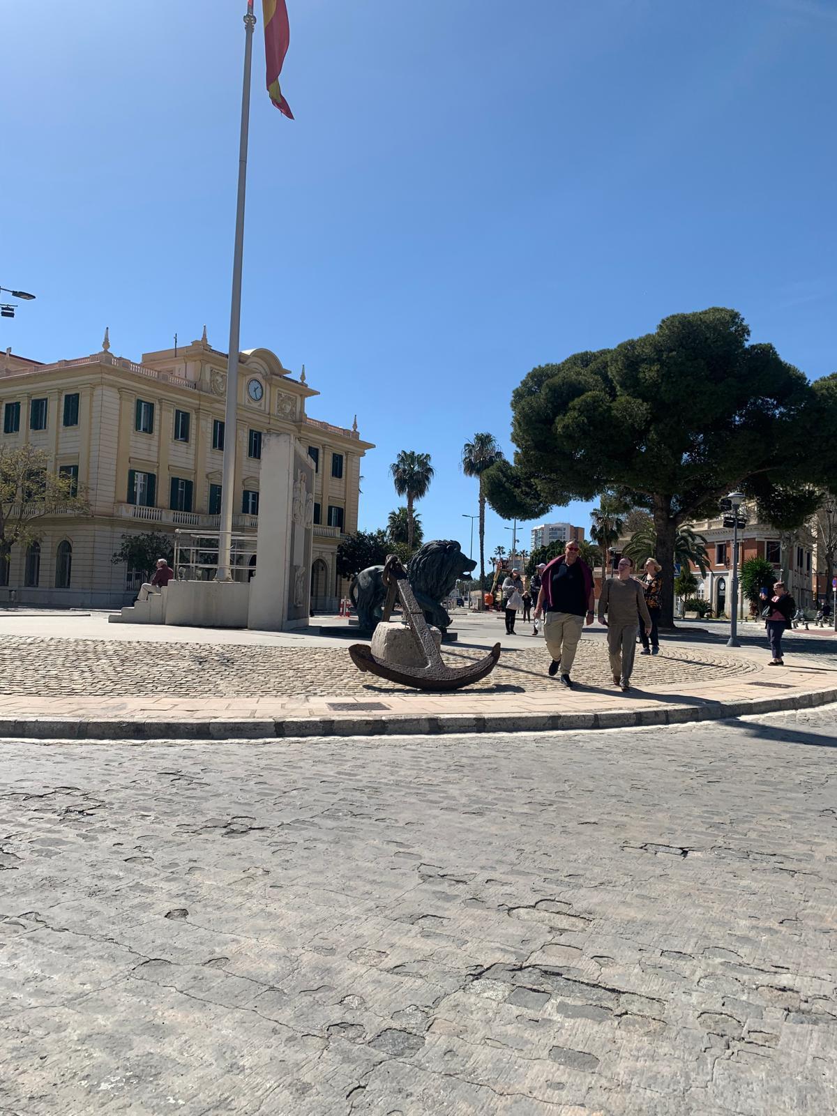 Los leones están ya instalados junto a la bandera de España en la entrada del Puerto de Málaga.