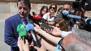 SALAMANCA, 26/05/2022.- El presidente de la Junta de Castilla y León, Alfonso Fernández Mañueco, atiende a la prensa mientras participa en la clausura del I Congreso Internacional de Vacuno este jueves en el colegio arzobispo Fonseca de Salamanca. EFE/ JM García